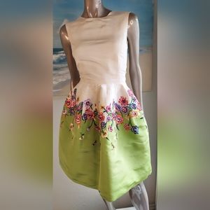 ^□$6,000 OSCAR DE LA RENTA EXCL SILK FLORAL IVORY GREEN EMBROID RUNW DRESS 2 S